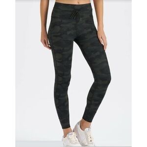 Vuori daily leggings camo